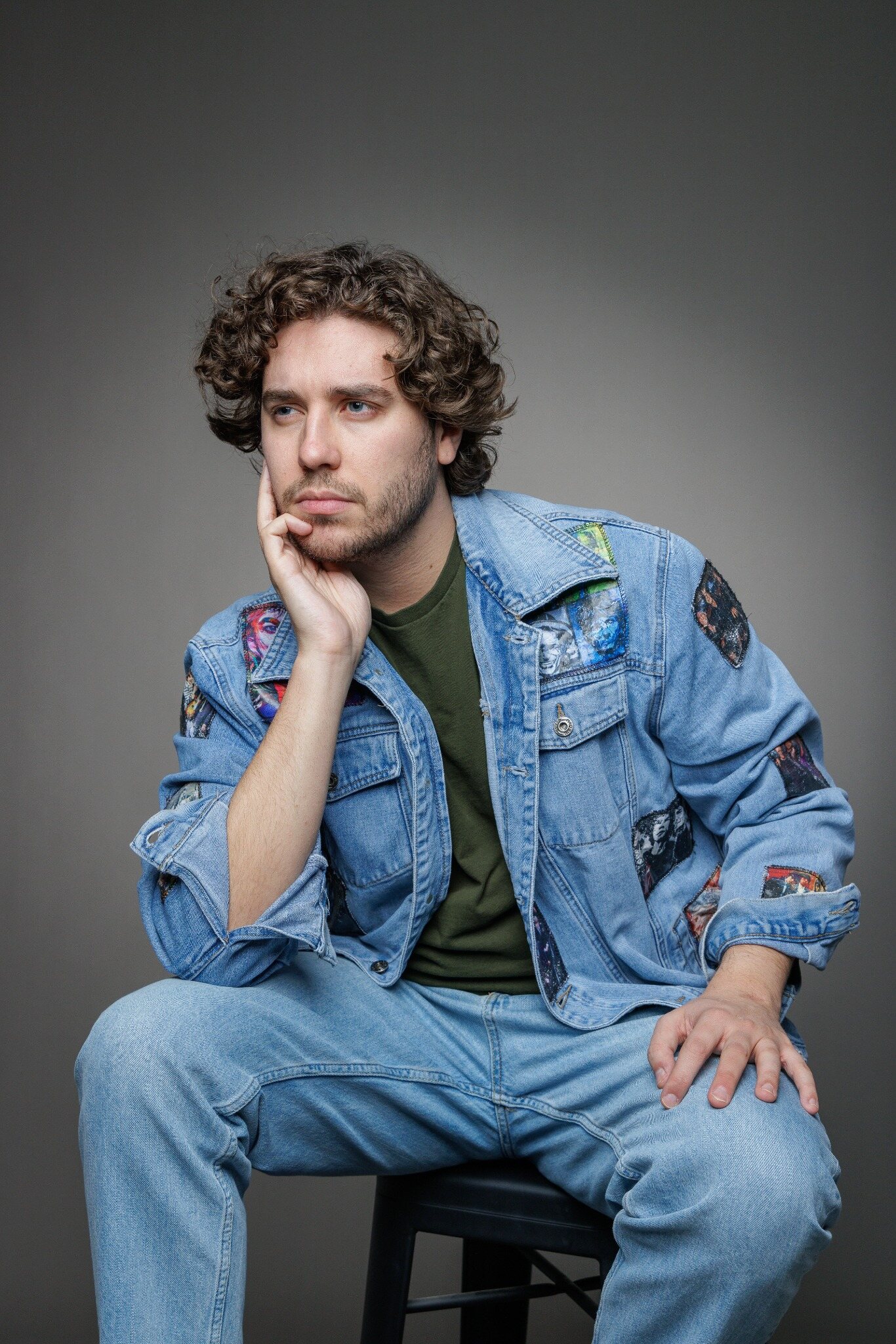 Alex Dus, ritratto con giacca denim